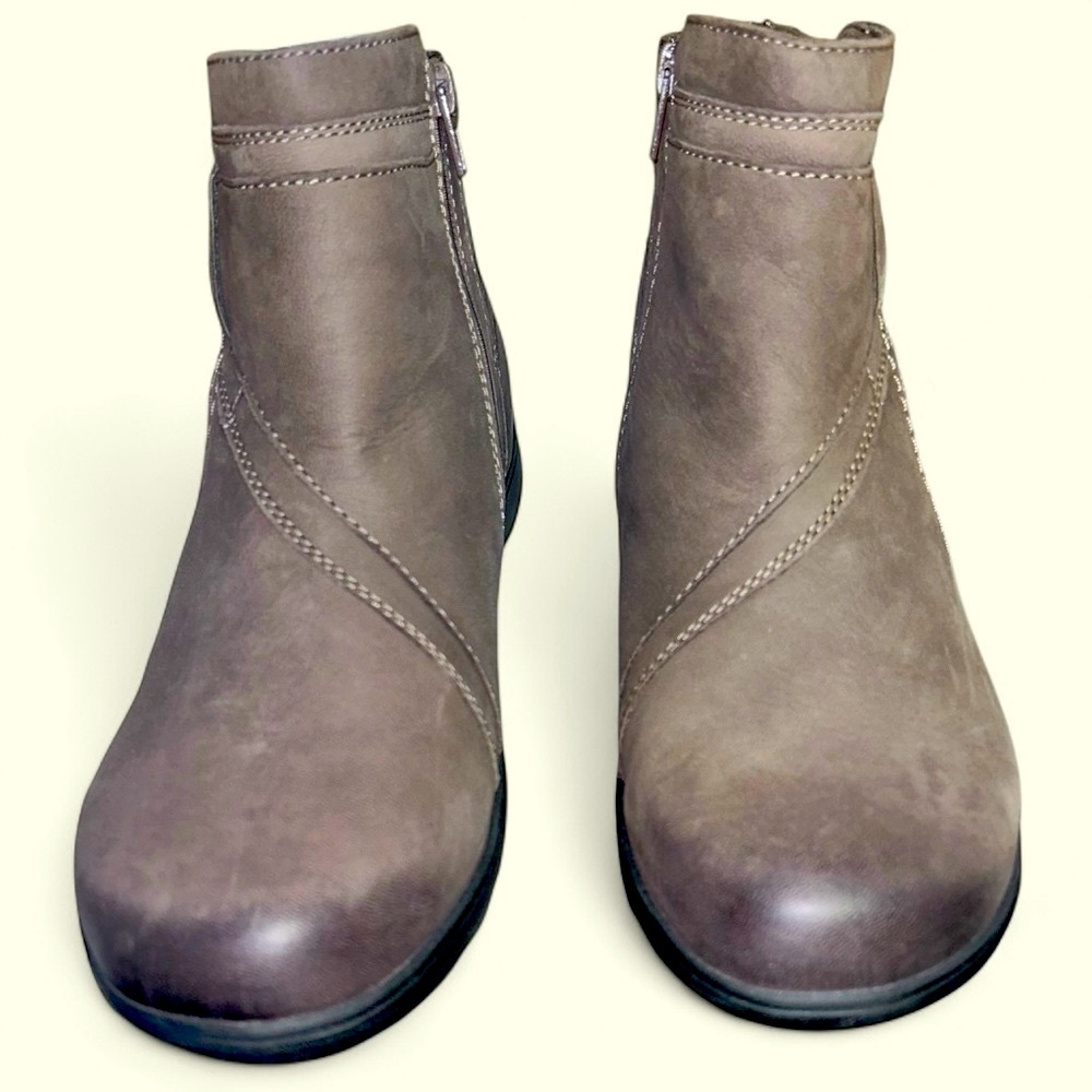 Clarks Collection Leather Ankle Boot Carleigh Style Mushroom Brown Nubuck 8W NIB - Picture 14 of 16